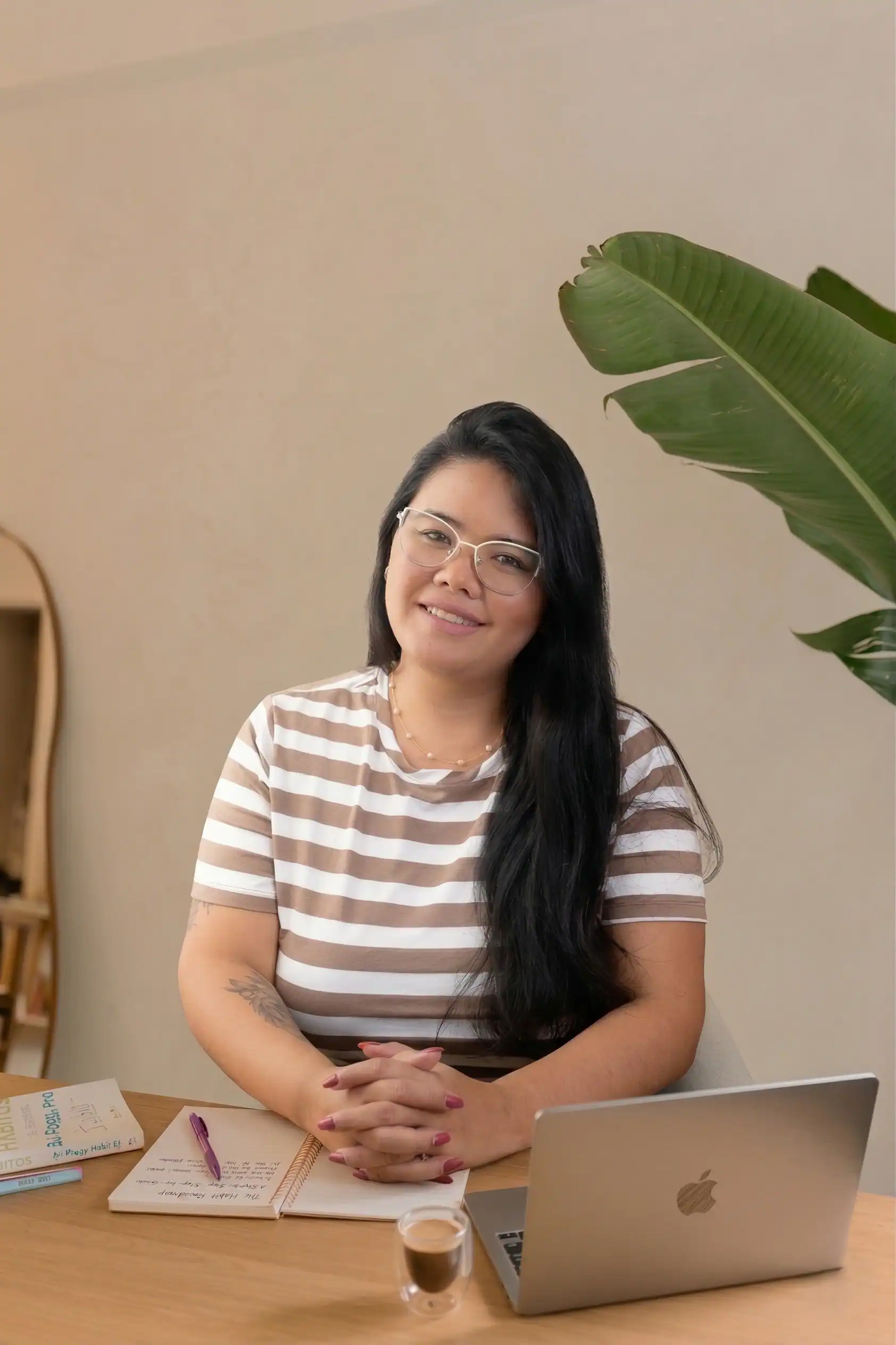 Priscila Oyama, psicóloga brasileira, durante sessão de atendimento online via videochamada